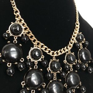 Statement necklace in black/gold